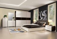 Bilik tidur gaya kontemporari dengan perabot putih dan katil king size