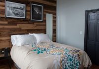 Dekorasi bilik tidur kontemporari menggunakan kayu terpakai menjadikan bilik lebih gah