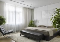 Dekorasi bilik tidur utama moden dengan warna terang