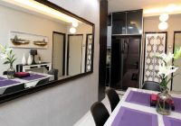 Dekorasi ruang makan apartment yang bertemakan kelabu ungu dan hitam