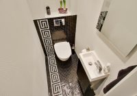 Design bilik air kecil moden dengan tema putih kontemporari