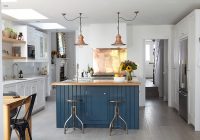 Design dapur ala inggeris dengan tema putih dan lantai kayu