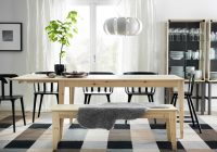 Gabungan Hitam Dan Meja Kayu Ruang Makan Yang Dihias Dengan Lampu Meja Makan Putih