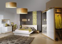 Gabungan warna putih dengan sedikit elemen kayu pada perabot menjadikan bilik tidur kontemporari ini nampak mewah