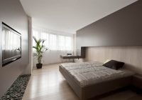 Hiasan bilik tidur moden dengan warna brown dan lantai kayu