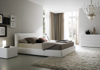 Hiasan dalaman bilik tidur utama warna putih dan kelabu lembut – Perabot putih menjadikan ruang nampak mewah