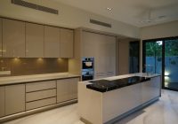 Hiasan dalaman dapur kontemporari dengan kabinet dapur berkonsep moden