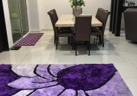 Hiasan dalaman ruang makan dengan karpet ungu yang menarik