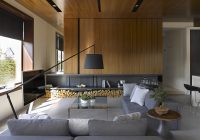 Hiasan dalaman ruang tamu dengan dinding dan siling kayu