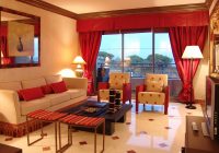 Idea dekorasi ruang tamu dengan langsir merah dipadan dengan set sofa pastel