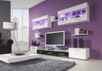 Idea hebat menggunakan warna ungu untuk ruang tamu yang lebih menarik dan moden