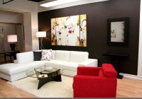 Idea hiasan dalaman ruang tamu minimalis dengan gabungan set sofa putih dan merah juga meja kopi kaca