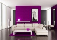 Idea ruang tamu ungu dengan gabungan perabot moden putih menjadikan ruang lebih eksklusif