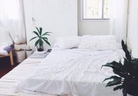 Katil kayu pallet putih dengan design yang simple