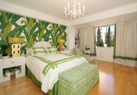 Menggunakan motif daun bilik tidur ini membawa unsur tenang tropika