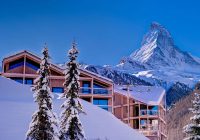 Pemandangan Hotel Matterhorn Focus yand diliputi taman salji