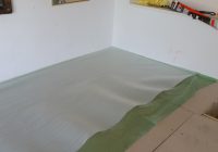 Pemasangan plastik foam pada lantai mini home office