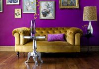 Ruang tamu warna tema purple dengan perabot sofa kuning