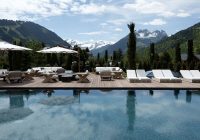 Ruangan santai dan spa di hotel Alpina Gstaad yang menjanjikan pemandangan yang indah