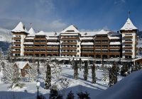 Salji yang meliputi bumbung hotel mewah hotel Alpina Gstaad