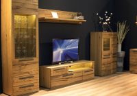 Trend kabinet tv berkilat kini beralih kepada kayu yang lebih berunsur alam
