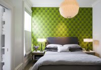 Wallpaper hijau terang pada kepala katil