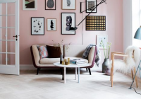 Warna dinding ruang tamu pastel yang membuatkan ruang nampak luas