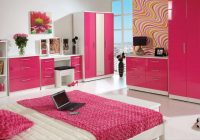 dekor bilik tidur warna pink pada cadar dan almari pakaian sesuai untuk remaja
