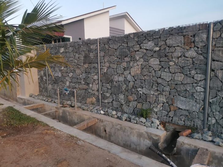 Permalink to Ambil Masa 4 Bulan, Lelaki Ini Bina Sendiri Tembok Dinding Rumah Guna Batu Kuari