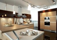 kabinet dapur moden dengan unsur kayu menjadikan ruang dapur lebih menyerlah