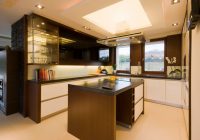 model dapur moden menggunakan lighting untuk menjadikan ruang lebih gah
